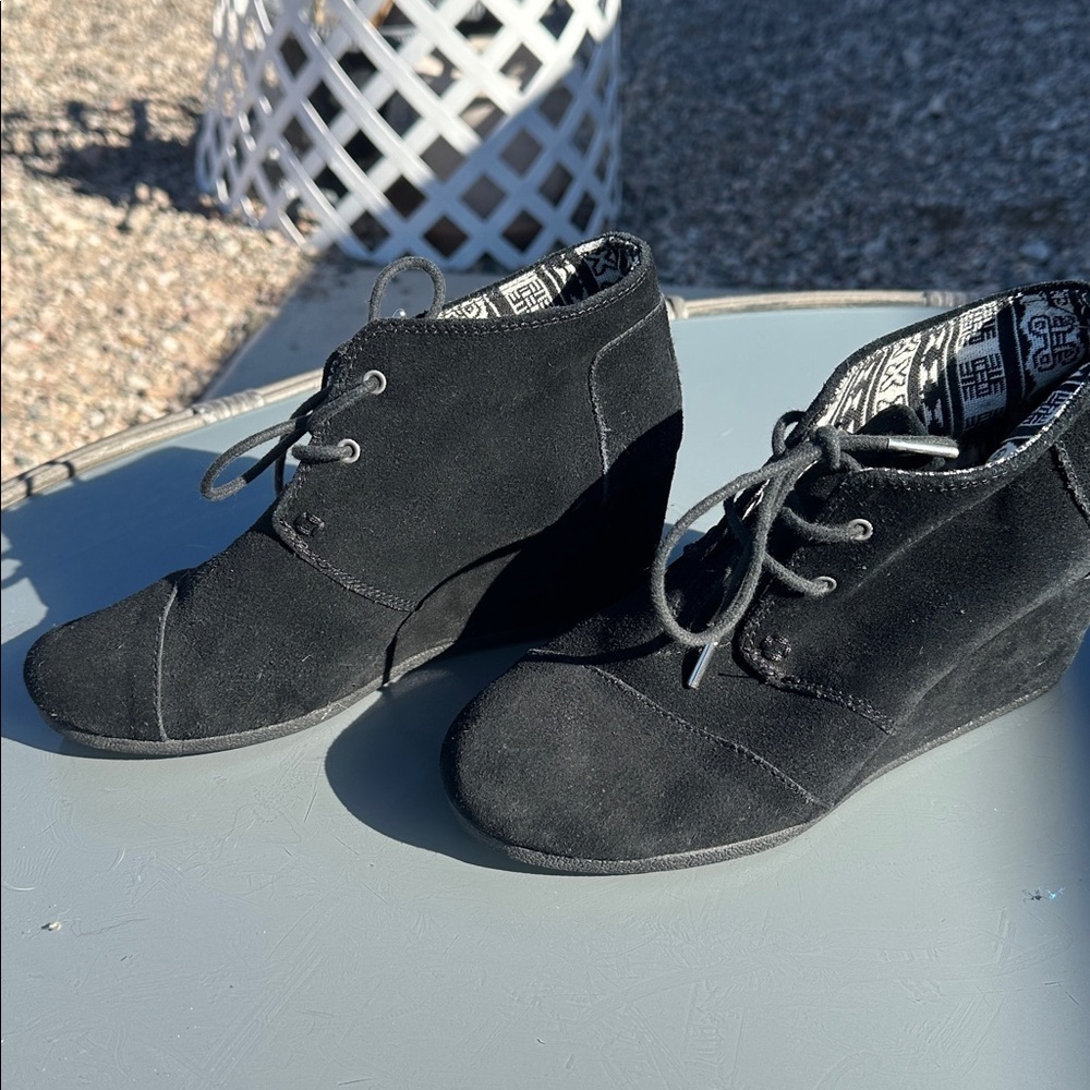 Toms black suede wedge lace up ankle boots EUC size 8.5